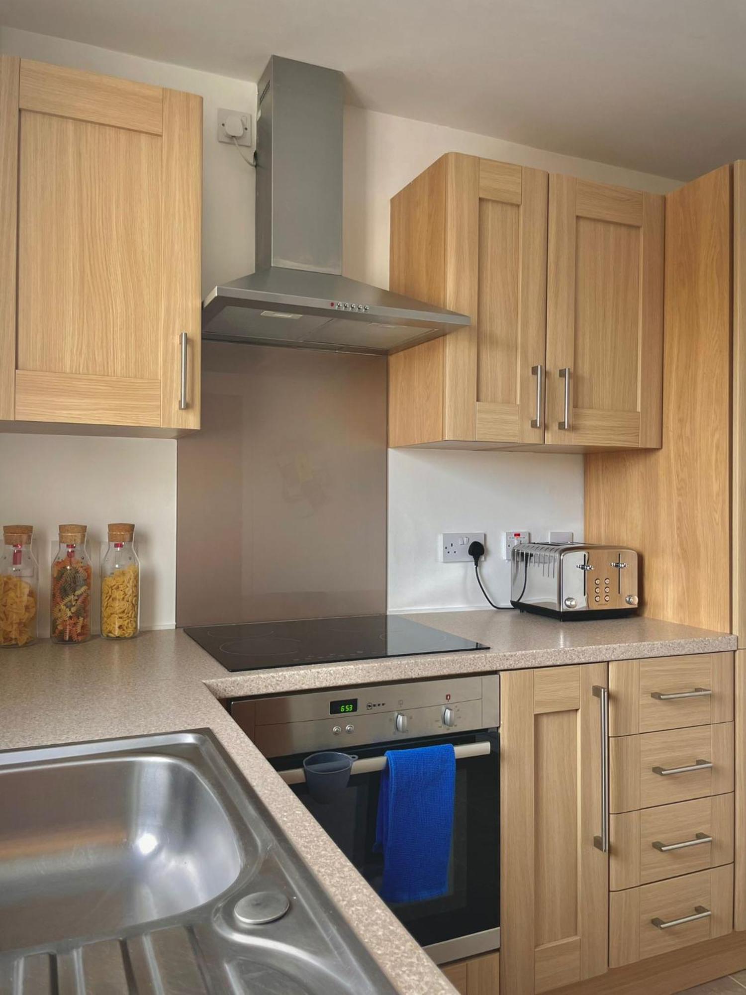 Bright 2-Bedroom Apartment With Parking In Montrose Exterior foto